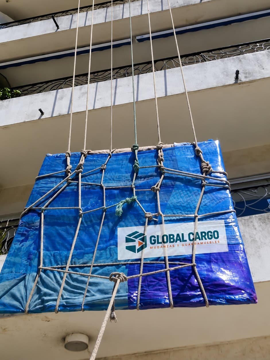 Elevación de un mueble embalado por el exterior de un edificio